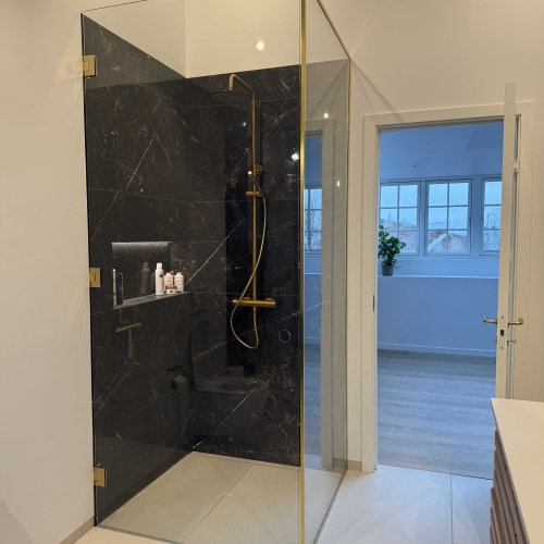 Eksklusiv brusevæg på mål i Fredericia, Kolding, Vejle og Middelfart – elegant glasløsning med messingdetaljer