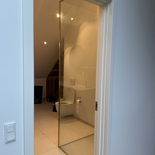 Specialtilpasset brusevæg på mål i Fredericia, Kolding, Vejle og Middelfart – diskret glasløsning til badeværelse