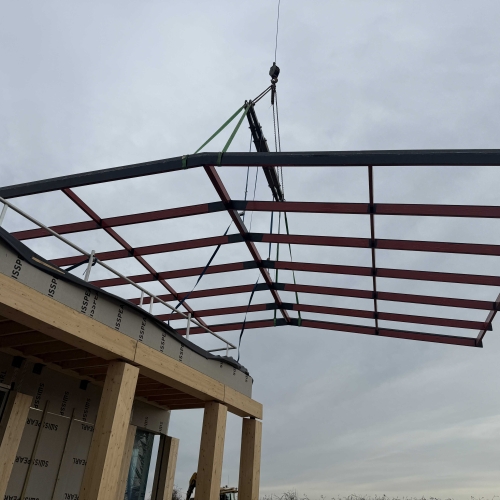 Stålkonstruktion til ovenlysvinduer løftes på plads med kran – tagmontage ved byggeri i Middelfart