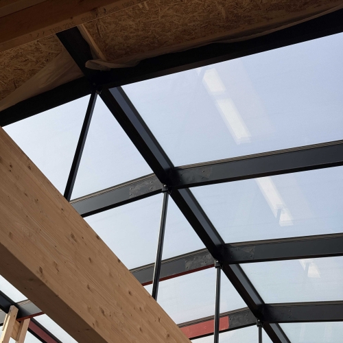 Indendørs udsigt til buede ovenlysvinduer med stålkonstruktion i Vejle – naturligt lysindfald i byggeri