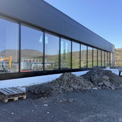 Udskiftning og montering af vinduer i Middelfart – store glasfacader til ny erhvervsbygning