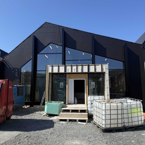 Montering af dør i nybyggeri i Vejle – moderne erhvervsbygning under opførsel