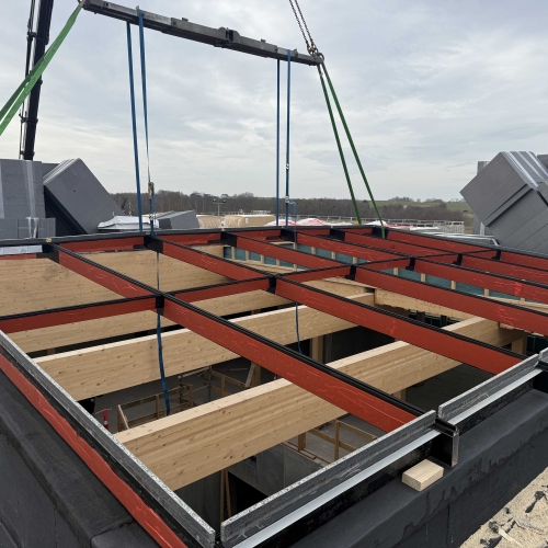 Stålkonstruktion sænkes på tagramme – forberedelse til montering af ovenlysvinduer i Middelfart