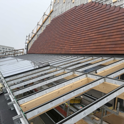 Påbegyndt montering af ovenlysvinduer i Vejle – stålkonstruktion og forberedelse til glas på tagflade