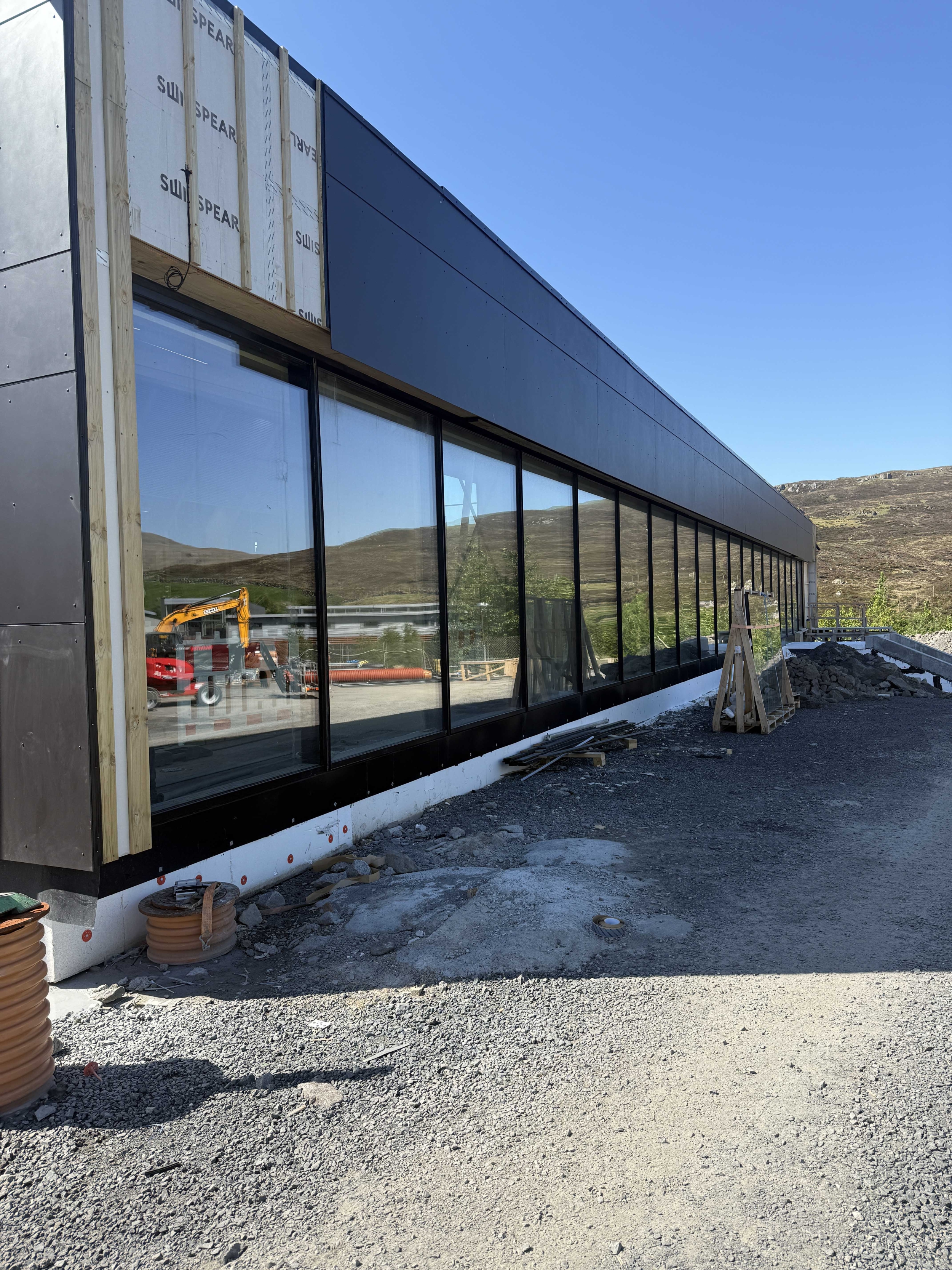 Alu facader i Fredericia på ny industribygning med lange glaspartier og sorte aluminiumsprofiler