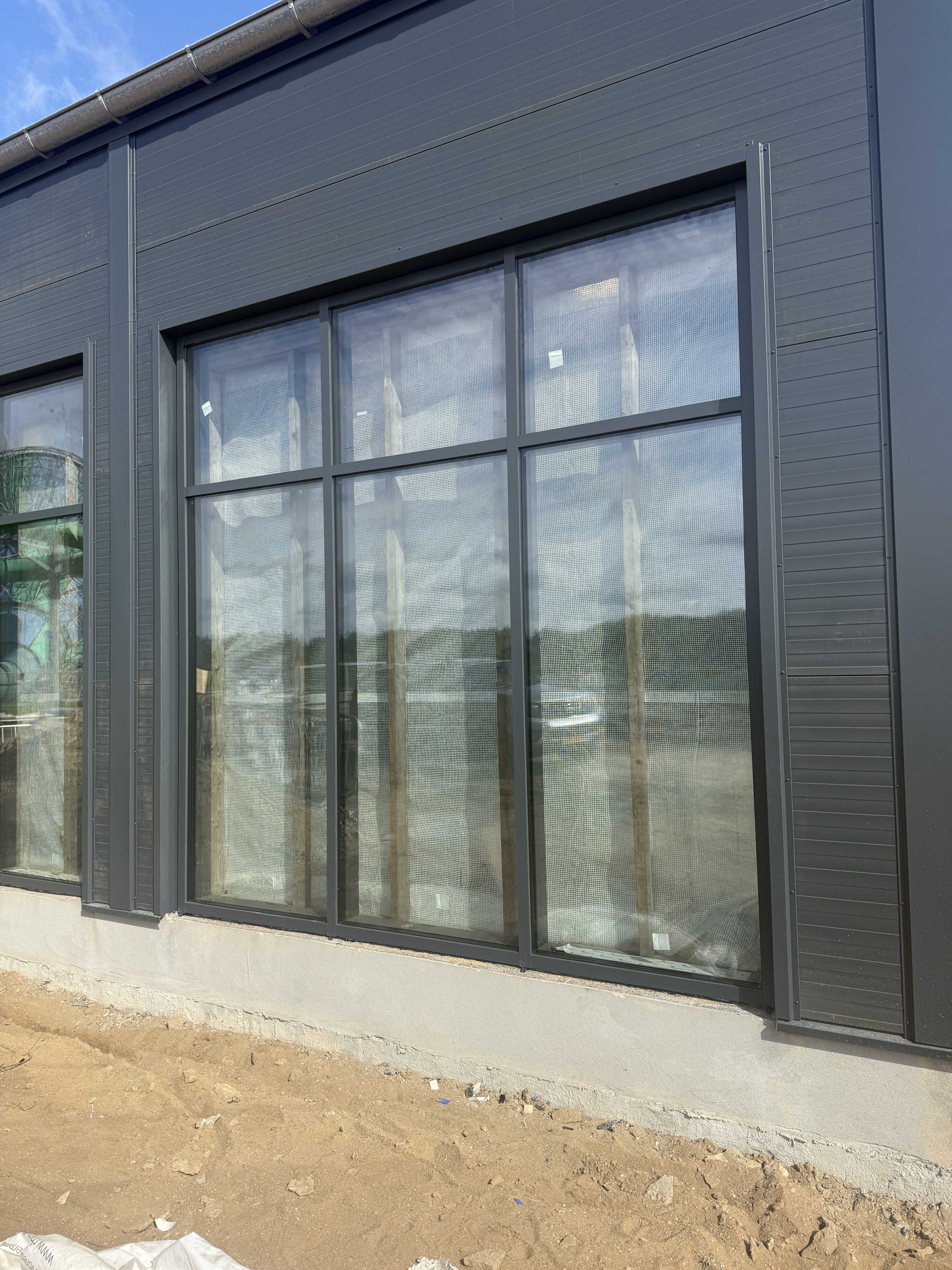 Alu facader i Kolding med sorte aluminiumsprofiler og store glaspartier i moderne industribyggeri