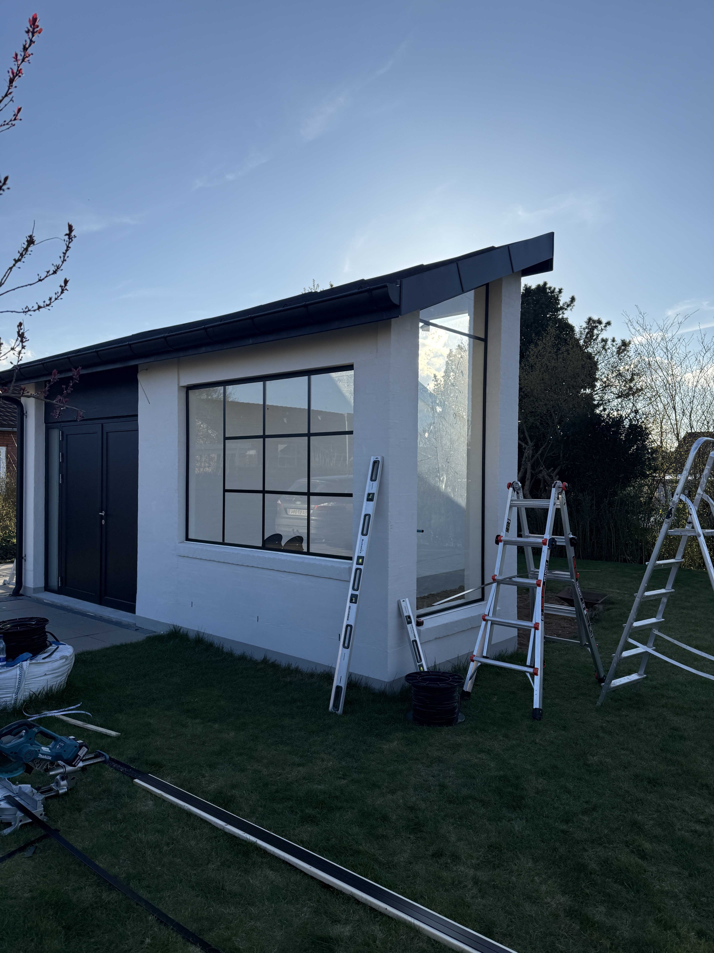 Montering af dør og vindue i tilbygning ved privat bolig i Kolding