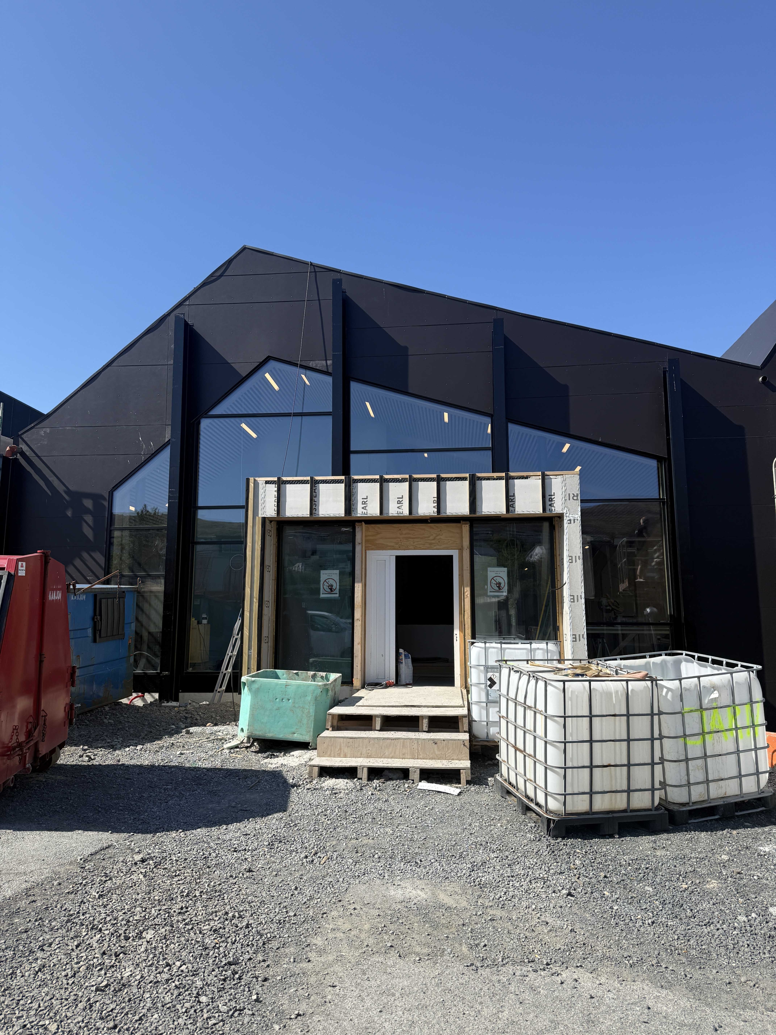 Montering af dør i nybyggeri i Vejle – moderne erhvervsbygning under opførsel