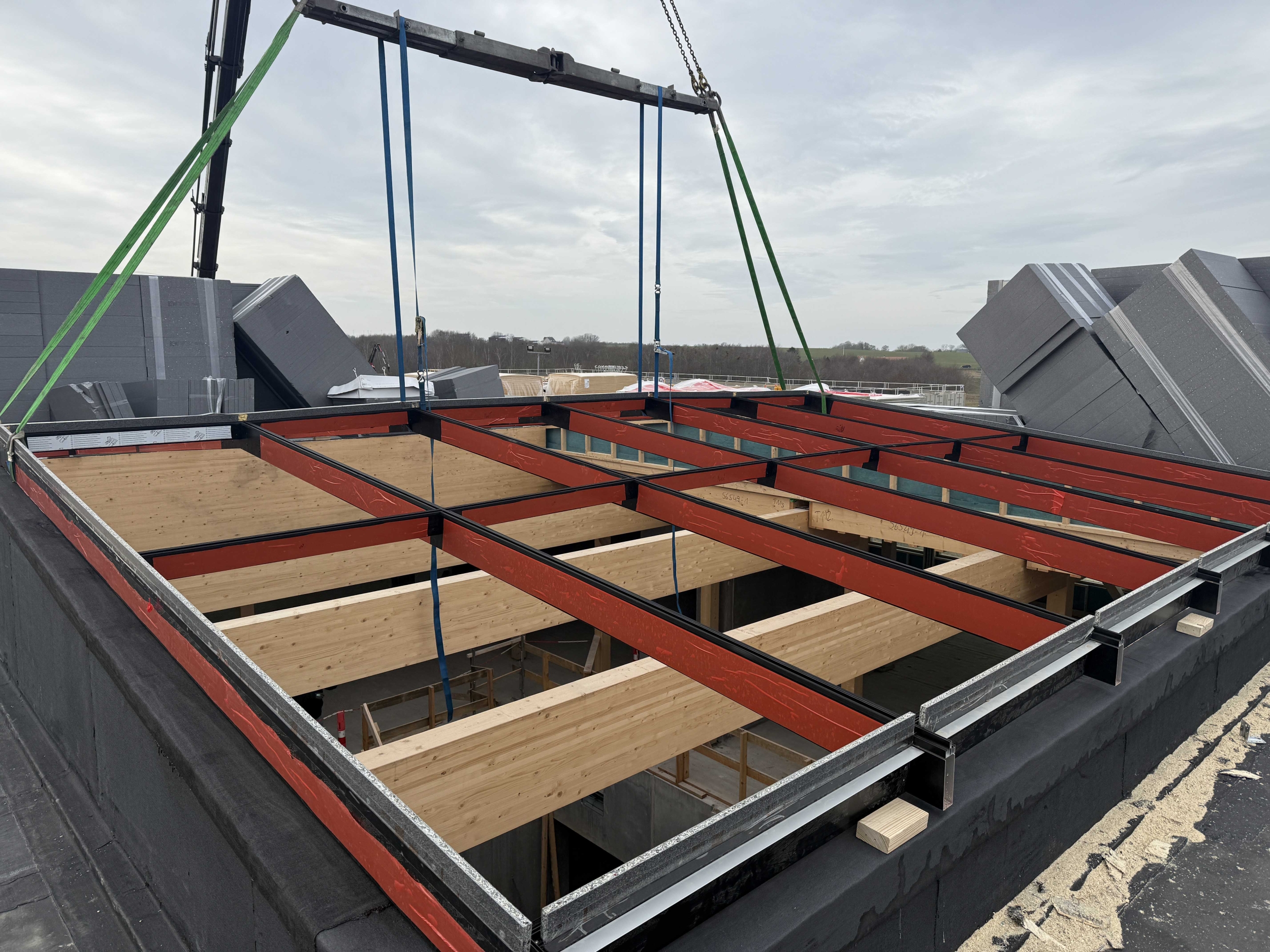 Stålkonstruktion sænkes på tagramme – forberedelse til montering af ovenlysvinduer i Middelfart