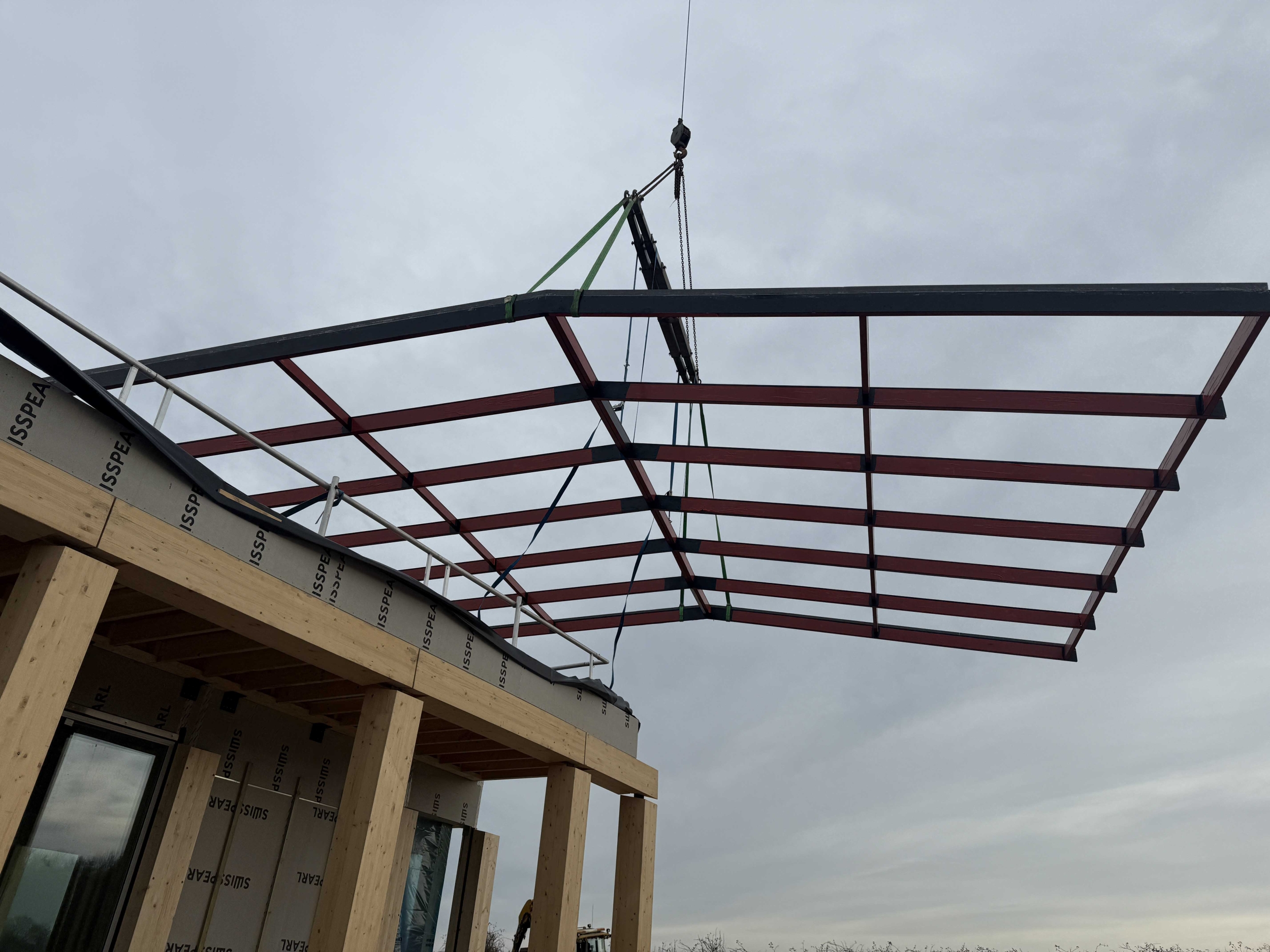 Stålkonstruktion til ovenlysvinduer løftes på plads med kran – tagmontage ved byggeri i Middelfart