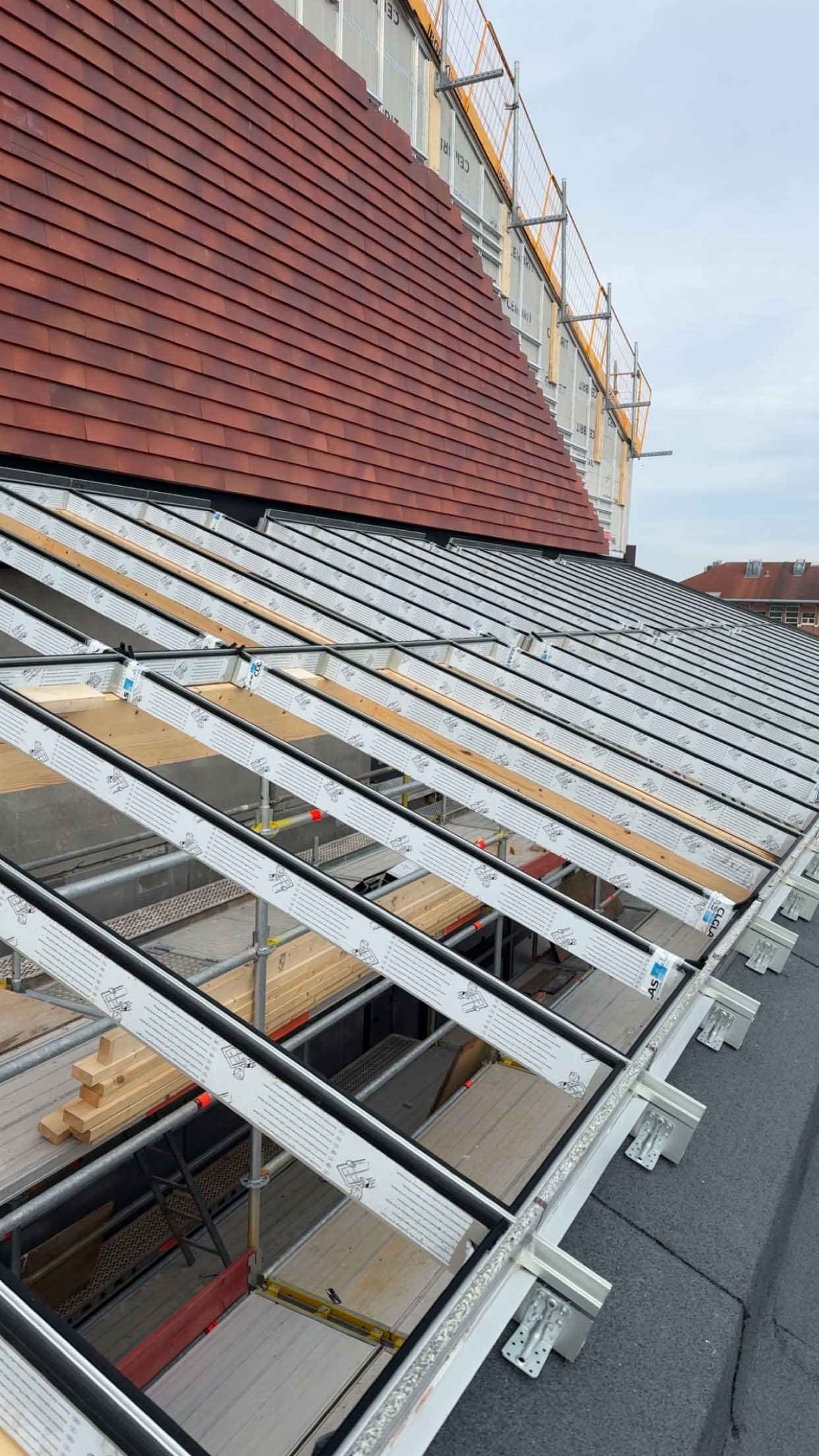 Forberedelse til montering af ovenlysvinduer på bygning i Fredericia – professionel konstruktion med stålkarm og tagarbejde