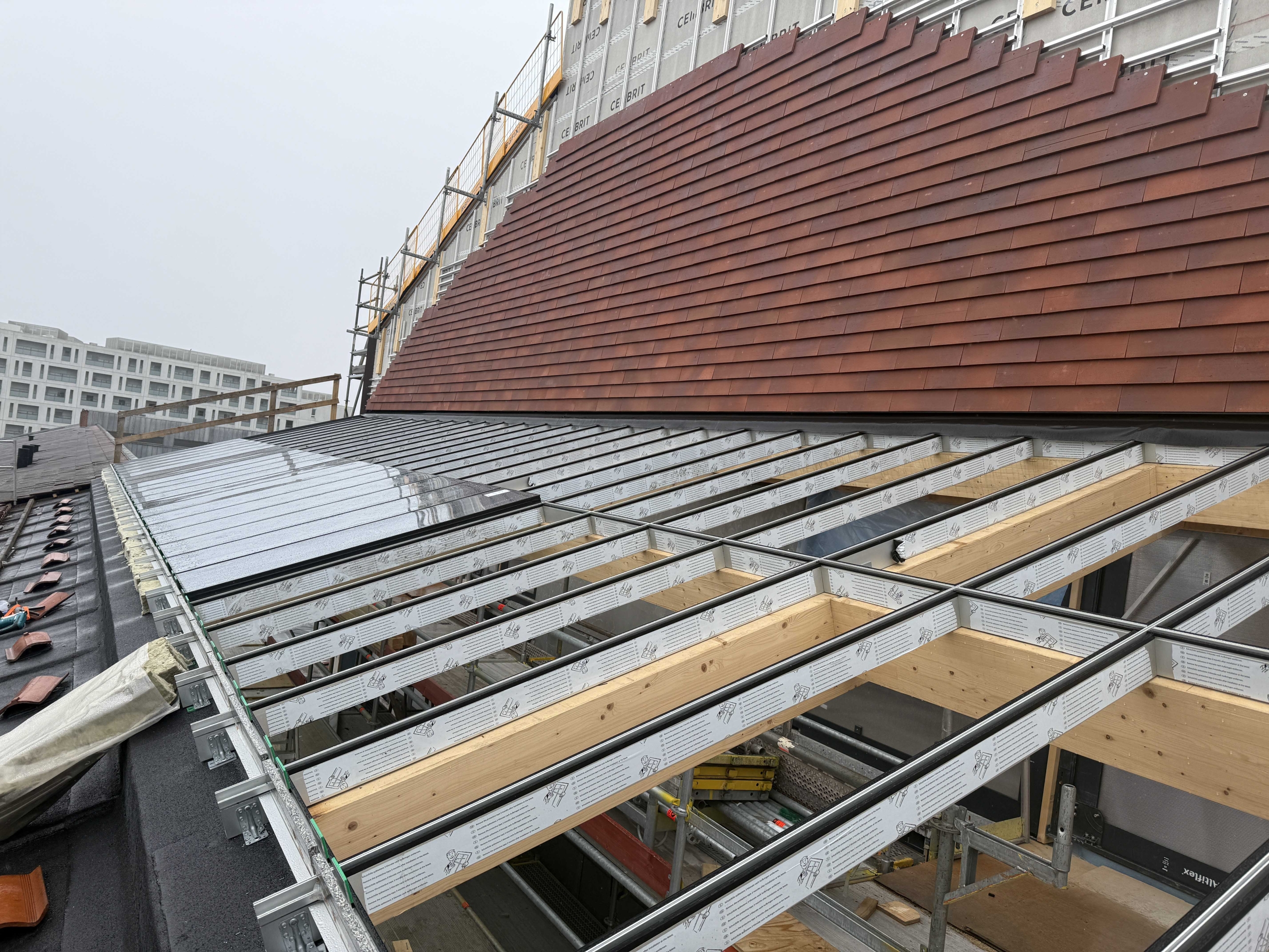 Påbegyndt montering af ovenlysvinduer i Vejle – stålkonstruktion og forberedelse til glas på tagflade