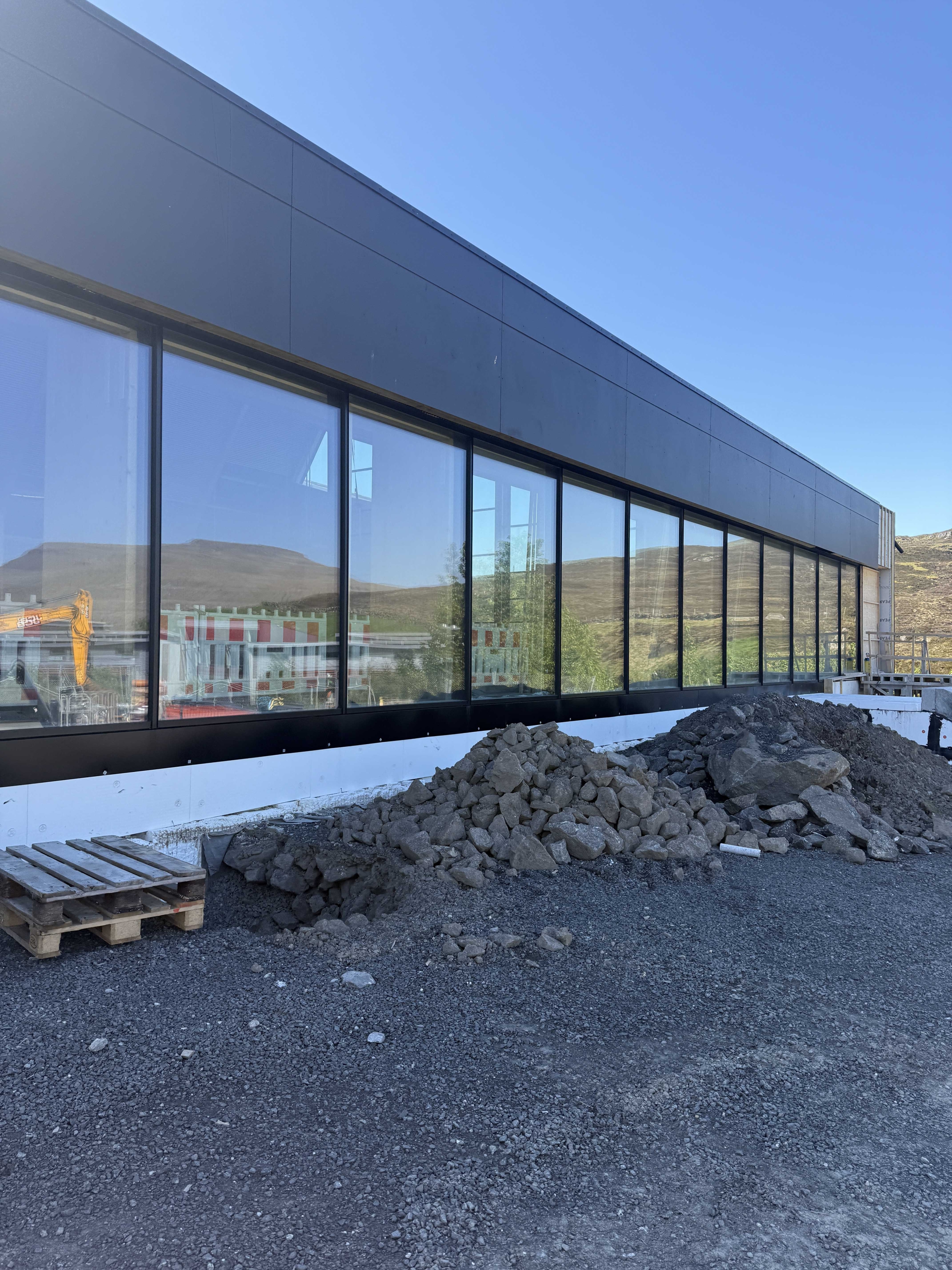 Udskiftning og montering af vinduer i Middelfart – store glasfacader til ny erhvervsbygning